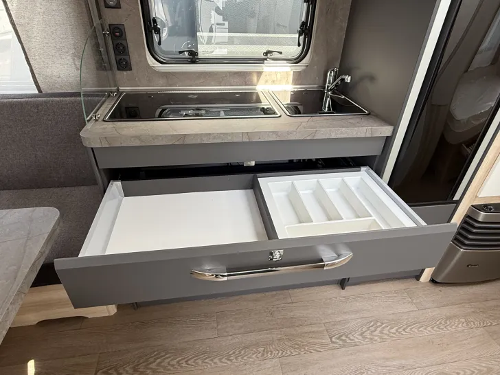 Fahrzeugbild Hobby De Luxe 540 UL 1.800 kg Rollrost Ambiente #15