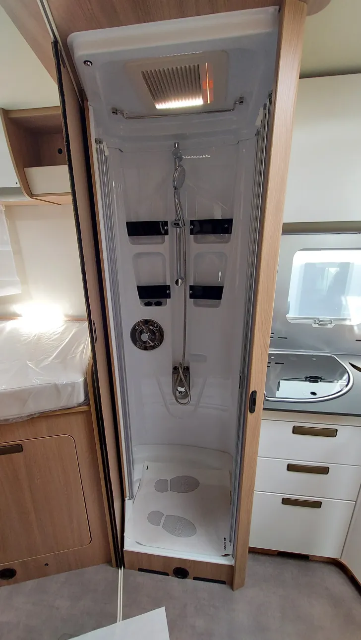 Fahrzeugbild Laika Ecovip H 4109 Hängeschränke anstatt Hubbett #9