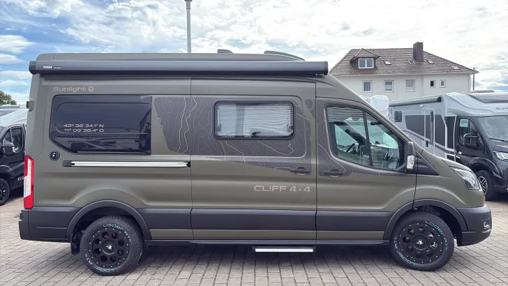 Seitlich Sunlight Camper Van Cliff 590 4x4 Greentrek Sofort verfügbar
