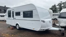 Schräg Vorne Tabbert Pantiga 490 E 2,3 Finest Edition mit Mover-Paket