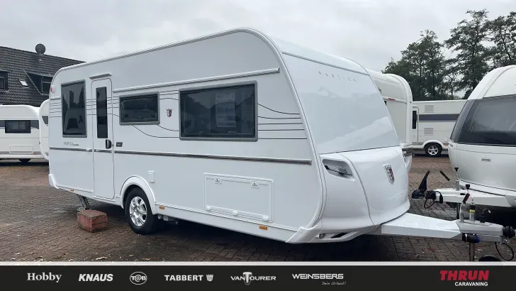 Schräg Vorne Tabbert Pantiga 490 E 2,3 Finest Edition mit Mover-Paket