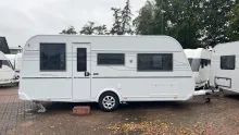 Seitlich Tabbert Pantiga 490 E 2,3 Finest Edition mit Mover-Paket