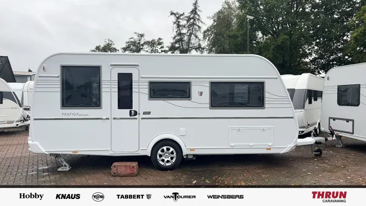 Seitlich Tabbert Pantiga 490 E 2,3 Finest Edition mit Mover-Paket