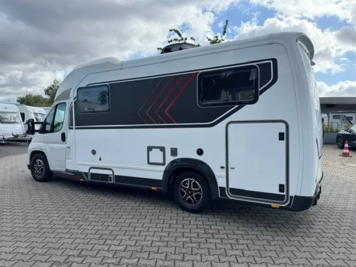 Fahrzeugbild Bürstner Signature SFT 7.1 Einzelbetten + Hubbett #5