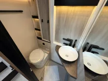 Fahrzeugbild Bürstner Signature SFT 7.1 Einzelbetten + Hubbett #10
