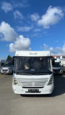 Frontal Vorne Dethleffs Advantage I 7151 Solar / Hubstützen