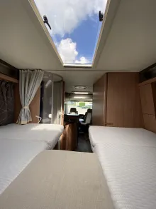 Sicht vorne-hinten Knaus Sky i 700 LEG Automatik / 180 PS