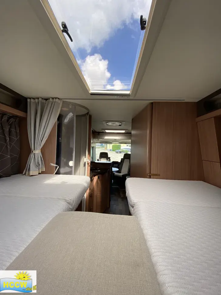 Sicht vorne-hinten Knaus Sky i 700 LEG Automatik / 180 PS