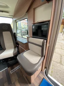 TV Knaus Sky i 700 LEG Automatik / 180 PS