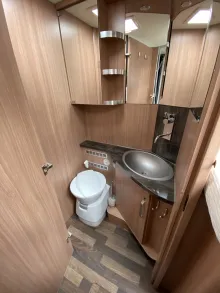 Toilette Knaus Sky i 700 LEG Automatik / 180 PS