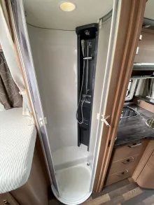 Dusche Knaus Sky i 700 LEG Automatik / 180 PS