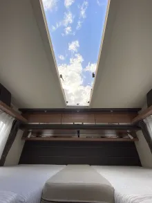 Großes Bett Dachfenster Knaus Sky i 700 LEG Automatik / 180 PS