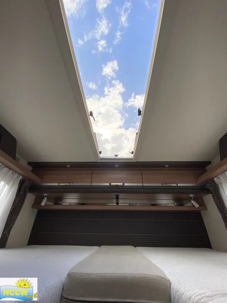 Großes Bett Dachfenster Knaus Sky i 700 LEG Automatik / 180 PS