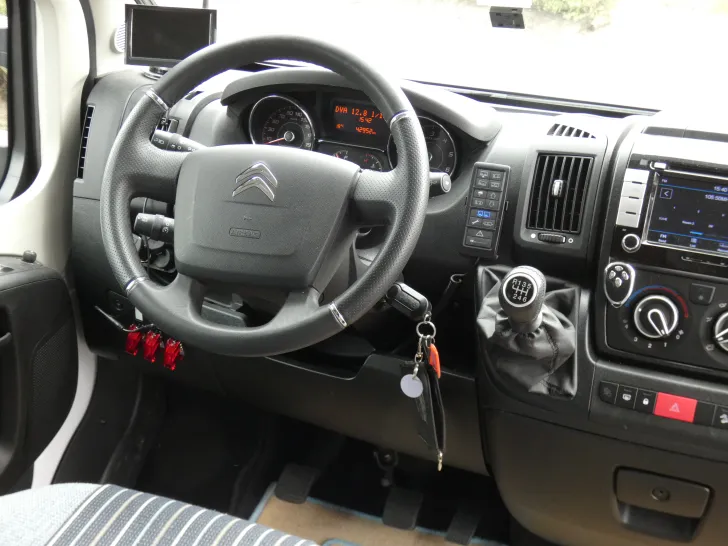 Fahrzeugbild Pössl H-Line 2WIN Vario Luftfederung Hubstützenanlage #6