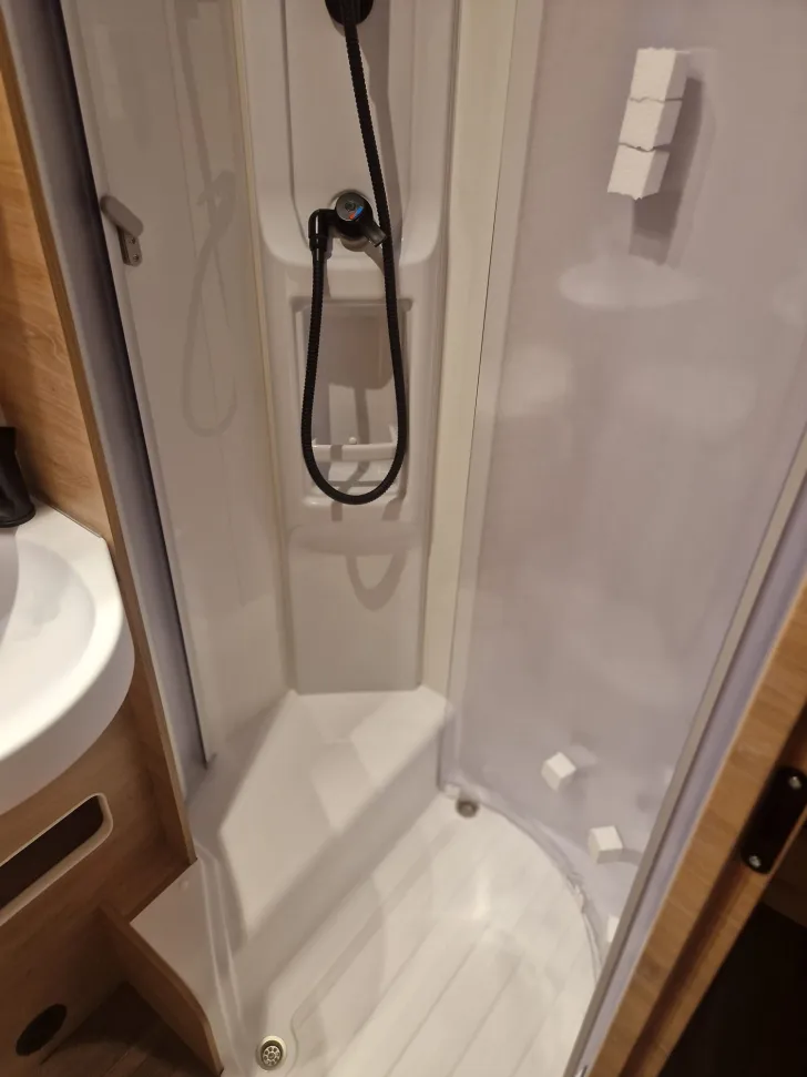 Fahrzeugbild Knaus L!VE WAVE 700 MEG Platinum Selection 2027er Automatik #8