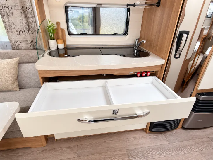 Fahrzeugbild Hobby De Luxe 515 UHK Hubbett hinten, Etagenbetten #13