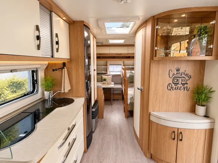Fahrzeugbild Hobby De Luxe 515 UHK Hubbett hinten, Etagenbetten #15