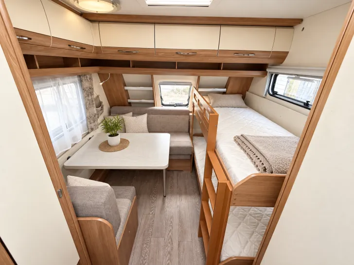 Fahrzeugbild Hobby De Luxe 515 UHK Hubbett hinten, Etagenbetten #22