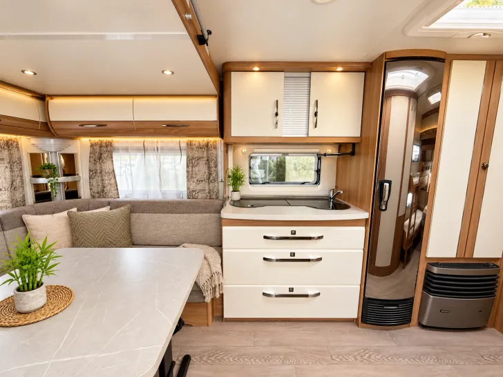 Fahrzeugbild Hobby De Luxe 515 UHK Hubbett hinten, Etagenbetten #12