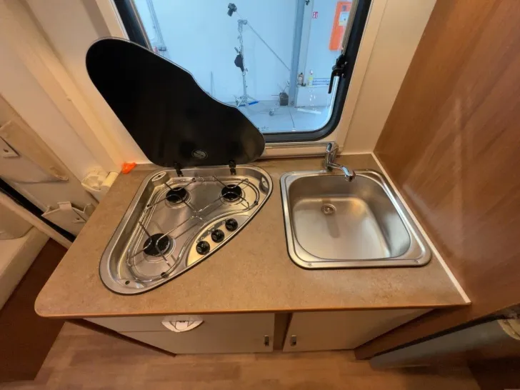 Fahrzeugbild Rimor Dynamic 28 P Plus/Festbett+Hubbett/Solar #14