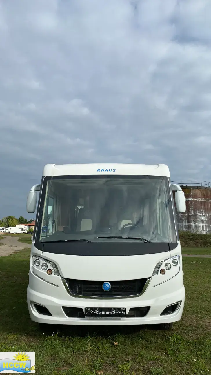 Frontal Vorne Knaus Sky i 700 LEG Automatik / 180 PS