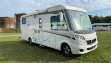 Schräg Vorne Knaus Sky i 700 LEG Automatik / 180 PS