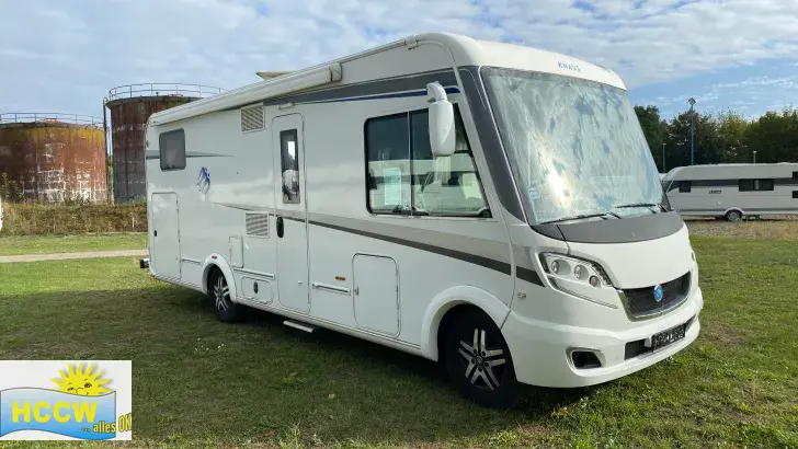 Schräg Vorne Knaus Sky i 700 LEG Automatik / 180 PS