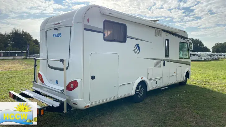 Schräg Hinten Knaus Sky i 700 LEG Automatik / 180 PS