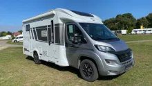 Schräg Vorne Carado T 338 pro+ SAT & TV / Radio, Navi & RFK