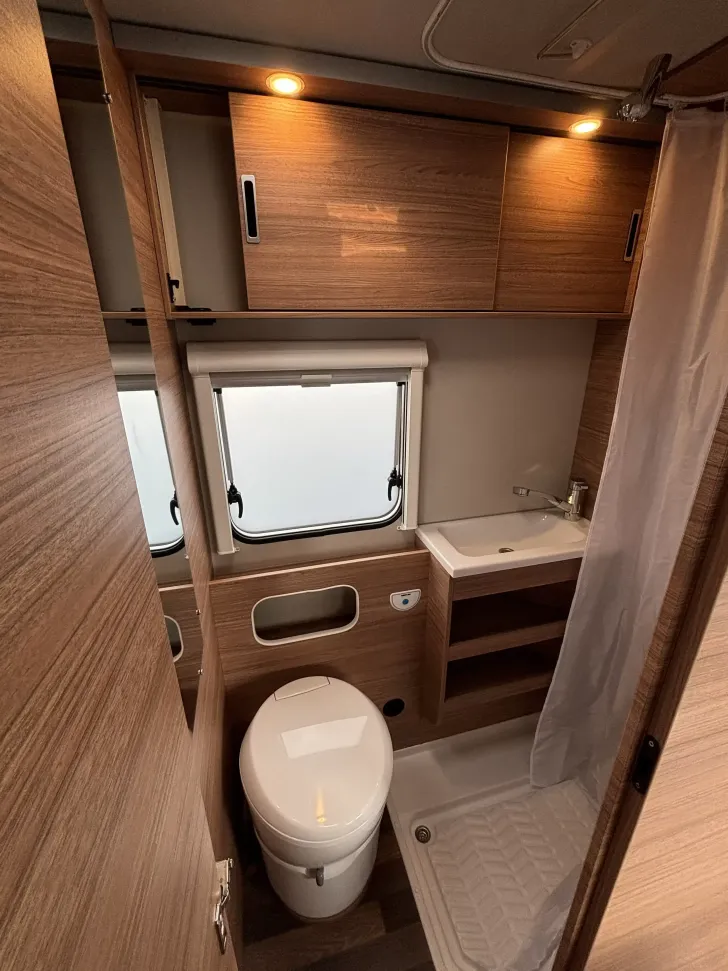 Fahrzeugbild Weinsberg CaraHome 650 MEG Dachklima Einzelbetten Mediapk #8