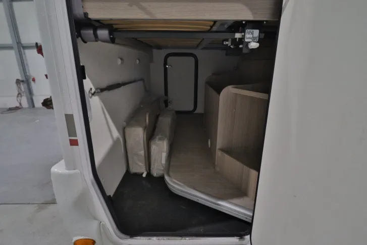 Fahrzeugbild Challenger Genesis C194 Festbett Garage Markise TRUMA #6