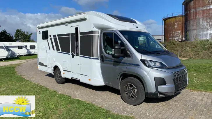 Schräg Vorne Carado T 328 pro+ Hubbett + Automatik