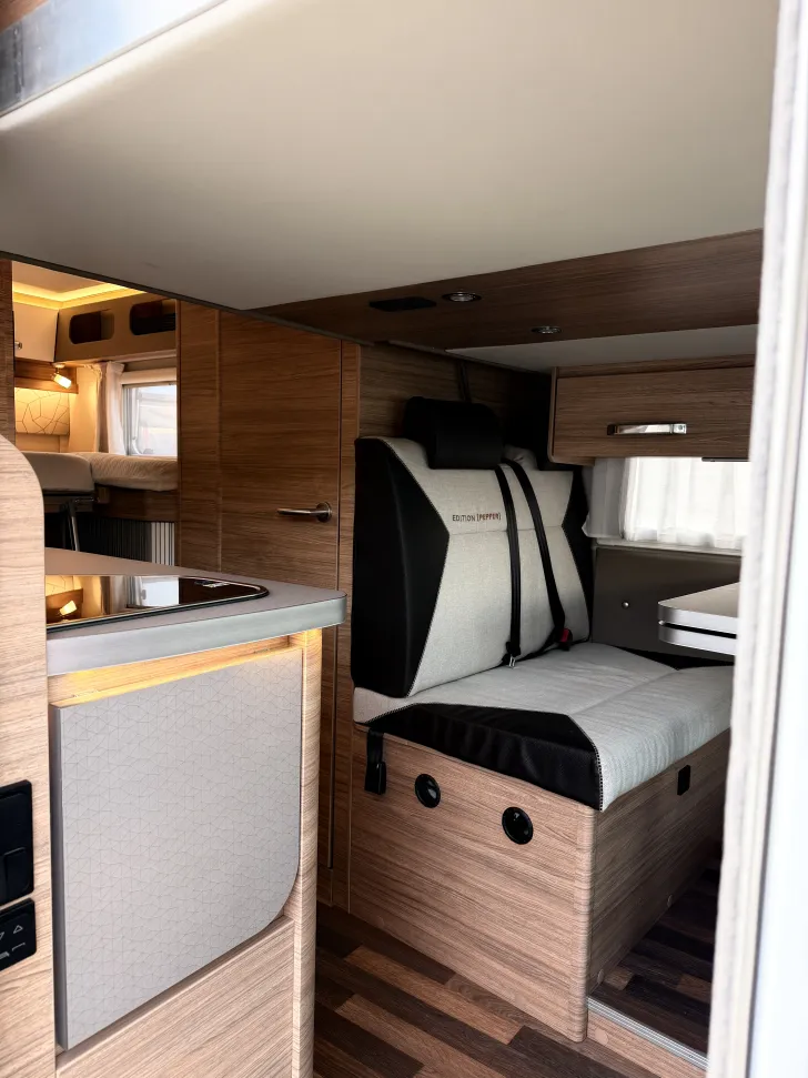 Fahrzeugbild Weinsberg CaraCompact EDITION PEPPER Suite 640 MEG 170PS Autom. ISOFIX #12