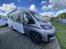 Seitlich Carado VAN 347 PRO+ Automatik + SAT & TV