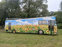 Fahrzeugbild Mercedes-Benz sonstige Von außen mit Sonnenblumen fo #1
