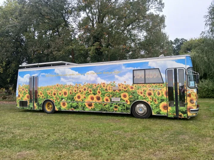 Fahrzeugbild Mercedes-Benz sonstige Von außen mit Sonnenblumen fo #1