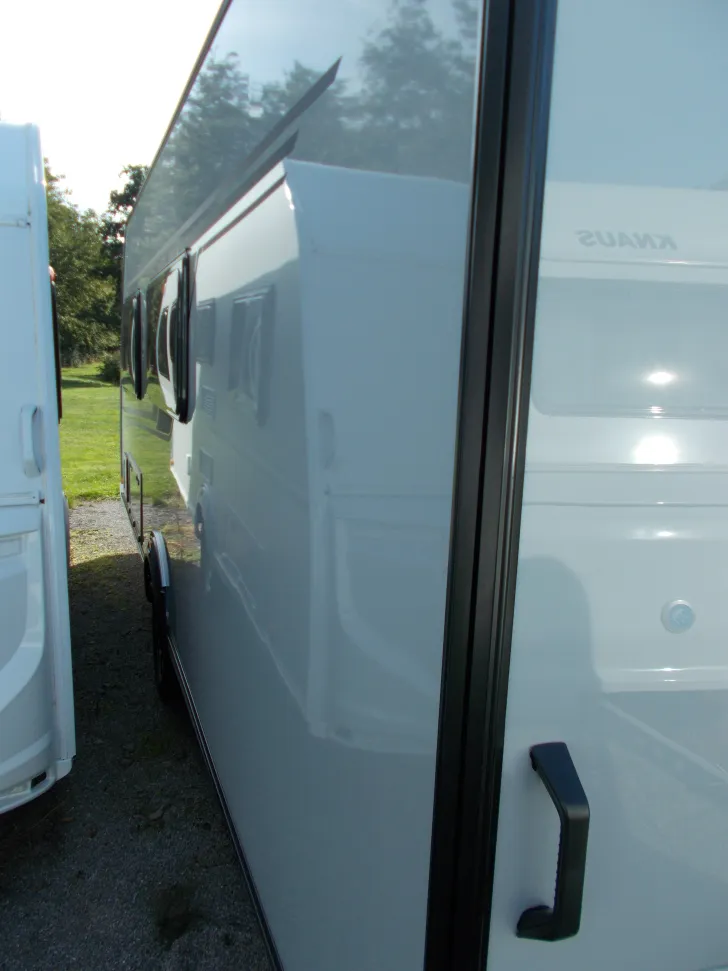 Fahrzeugbild Knaus Südwind 540 FDK Black Selection bis 7 Schlafplätze #11