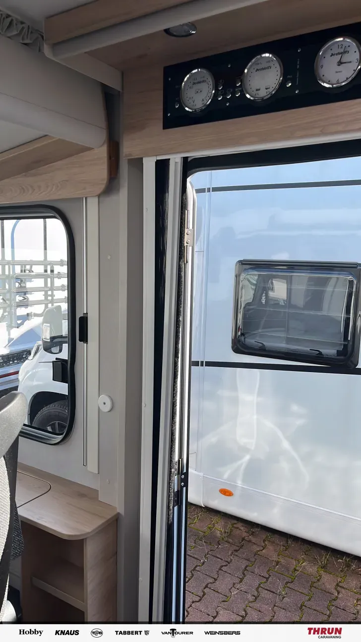 Frontal Vorne Dethleffs Globebus I 6 mit Solar und Sat