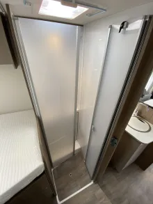 Dusche Carado I 447 Maxi Chassi 180 PS / Automatik