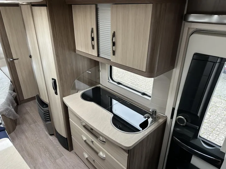 Fahrzeugbild Hobby De Luxe 560 KMFe #11
