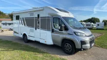 Schräg Vorne Carado T 447 Pro+ Automatik + Hubbett