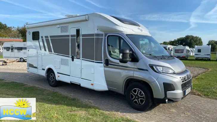 Schräg Vorne Carado T 447 Pro+ Automatik + Hubbett