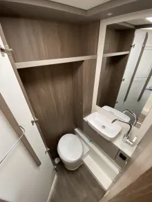 Toilette Carado T 447 Pro+ Automatik + Hubbett