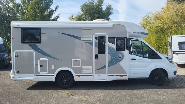 Schräg Vorne Chausson Teilintegrierte 777GA Titanium Premium 170 PS/Automatik/SAT/Hubbett