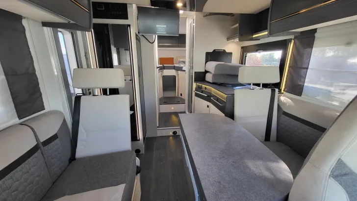Sitzgruppe Chausson Teilintegrierte 777GA Titanium Premium 170 PS/Automatik/SAT/Hubbett