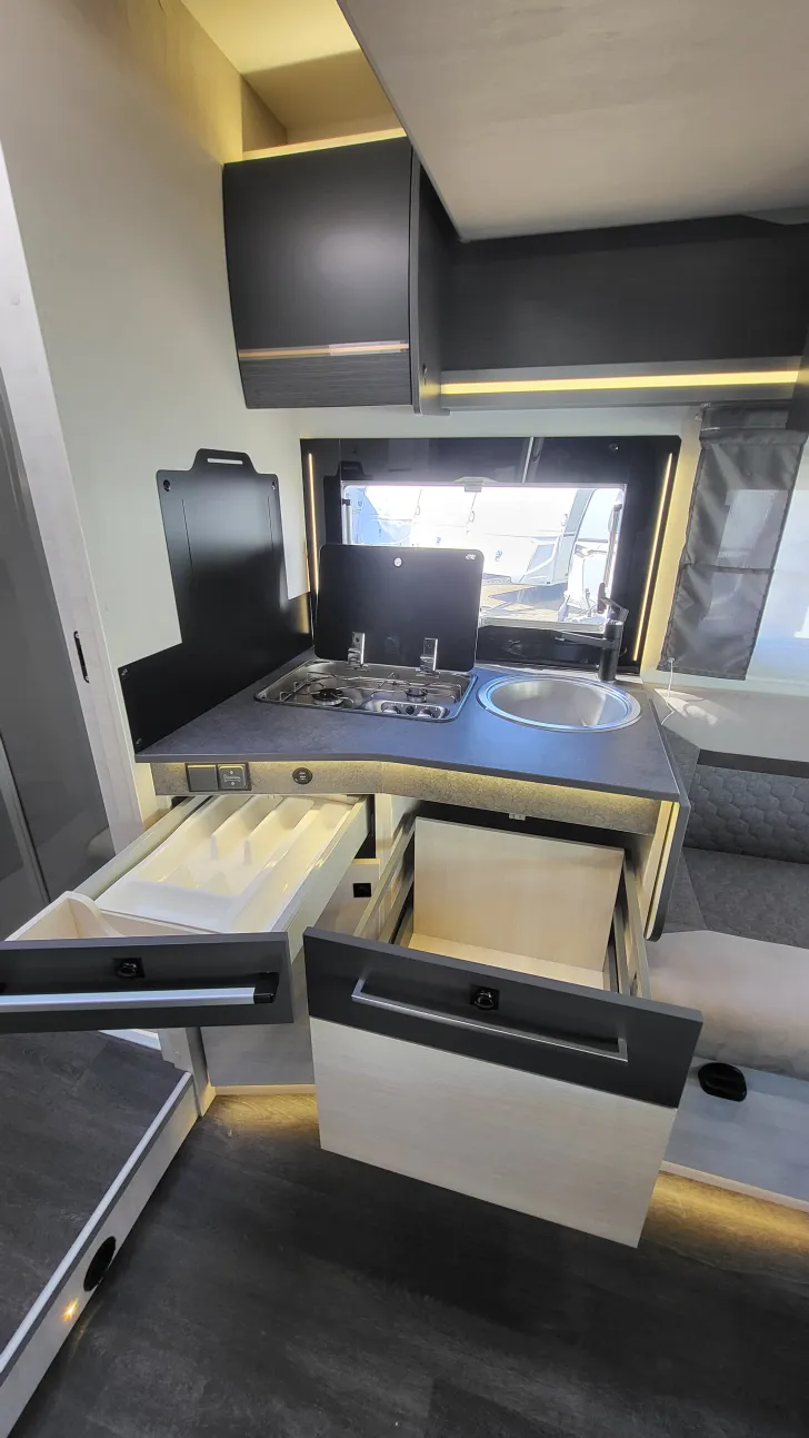 Küchen Chausson Teilintegrierte 777GA Titanium Premium 170 PS/Automatik/SAT/Hubbett