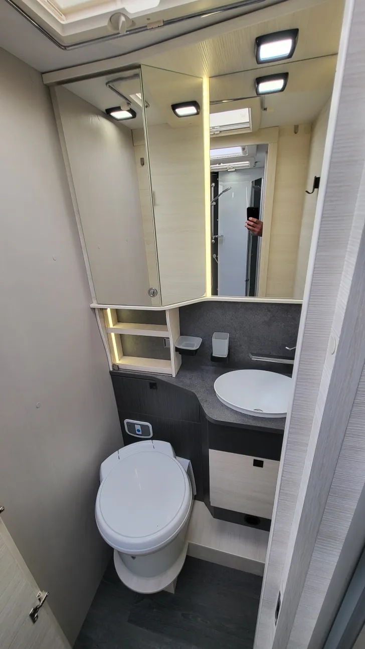 Toilette Chausson Teilintegrierte 777GA Titanium Premium 170 PS/Automatik/SAT/Hubbett