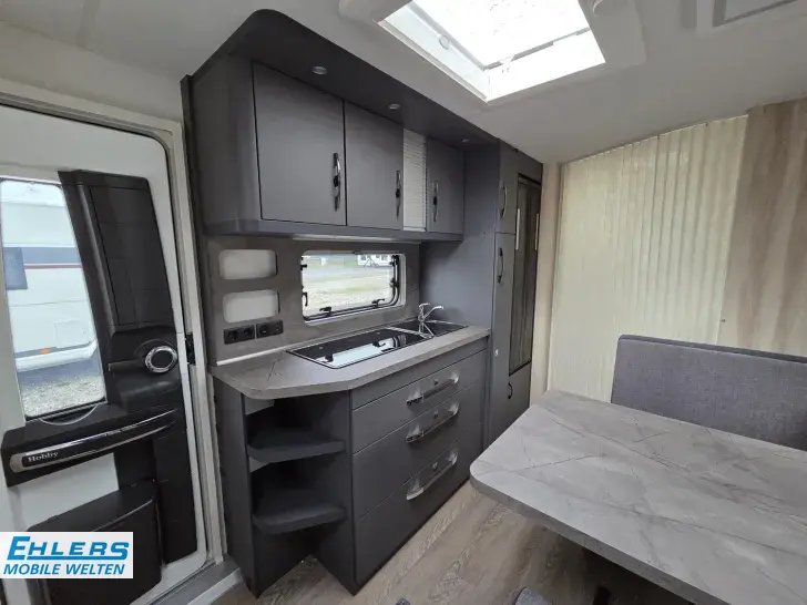 Fahrzeugbild Hobby De Luxe 545 KMF 2000kg/Deichselabdeckung/Antieschlingerkupplung/seperate Dusche #9