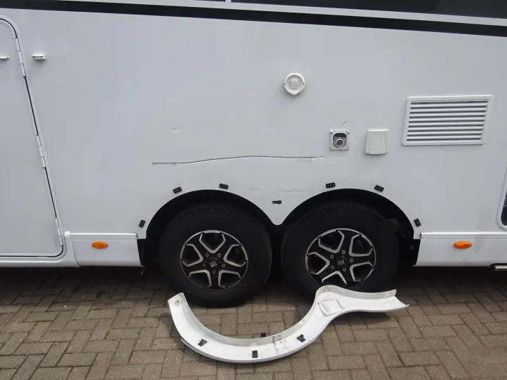 Fahrzeugbild Dethleffs XL A 7872-2 Unfallschaden Seitenwand #12