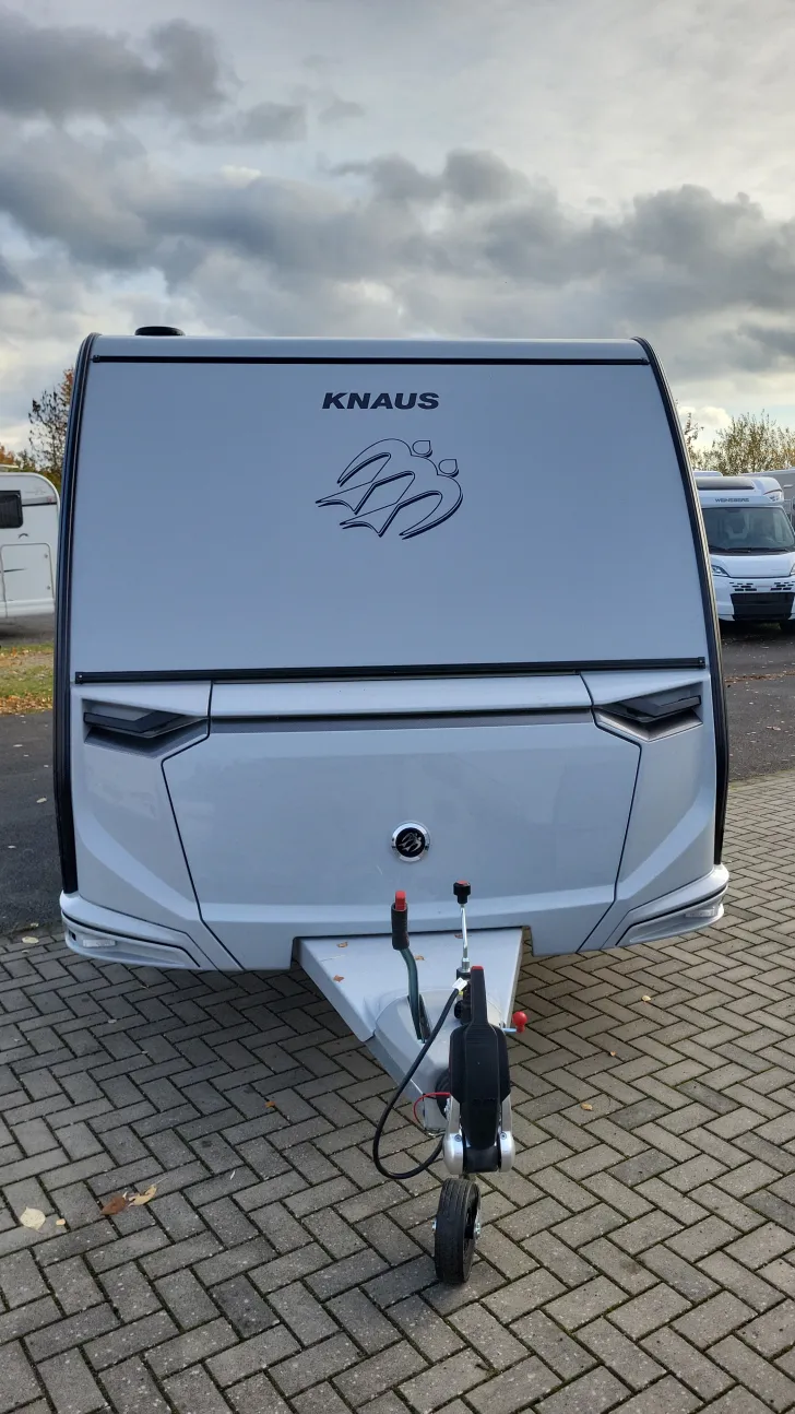 Frontal Vorne Knaus Südwind 540 FDK Black Selection Garagentür rechts, Casual Silv